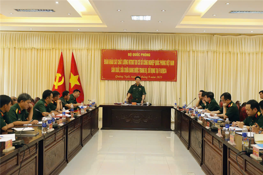 Quang cảnh buổi làm việc tại Sở Chỉ huy Sư đoàn 10.