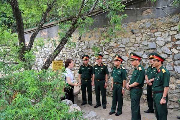<span>Thăm khu di tích Nhà tù Sơn La.</span>