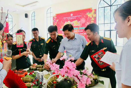 Ban giám khảo chấm thi. 