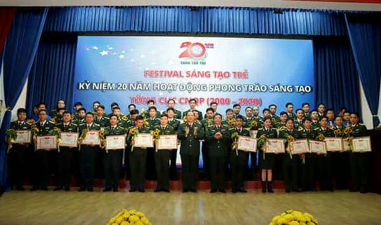 Thủ trưởng Tổng cục CNQP trao Bằng khen tặng các cá nhân điển hình tiên tiến trong 20 năm thực hiện phong trào “Sáng tạo trẻ”.