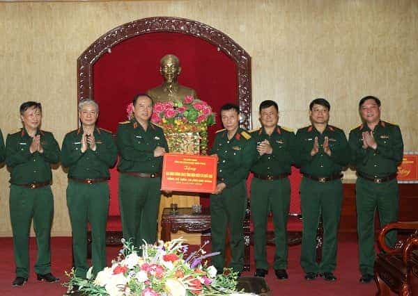 Thiếu tướng Nguyễn Việt Hùng - Phó Chính ủy Tổng cục, trao biểu trưng tặng quà các đối tượng chính sách.