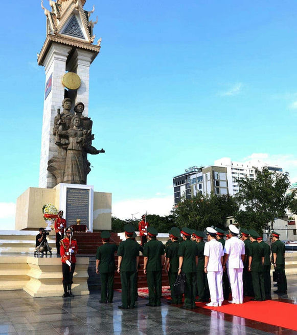 Trong khuôn khổ các hoạt động nhân dịp tham dự VIDEX 2023, Đoàn cấp cao Bộ Quốc phòng đã tổ chức dâng hoa tại tượng đài hữu nghị Việt Nam - Campuchia ở thủ đô Phnom Penh.