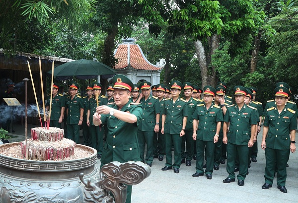 Trong khuôn khổ các hoạt động chào mừng Đại hội thi đua Quyết thắng giai đoạn 2019-2024, sáng 19/8, Đoàn đại biểu Tổng cục CNQP đến dâng hương tri ân, tưởng nhớ công đức các Vua Hùng (tại Khu di tích lịch sử Đền Hùng, tỉnh Phú Thọ).