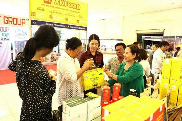 Khu trưng bày sản phẩm thương hiệu và đặc sản vùng miền luôn tấp nập khách tham quan, mua sắm