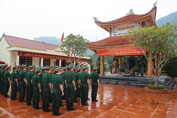 Chiều cùng ngày, đoàn đại biểu Tổng cục CNQP dâng hoa, dâng hương tưởng nhớ các Anh hùng liệt sĩ Quân giới tại Khu lưu niệm Bia Quân giới và Công đoàn sản xuất vũ khí Việt Nam (huyện Chợ Mới, tỉnh Bắc Kạn).