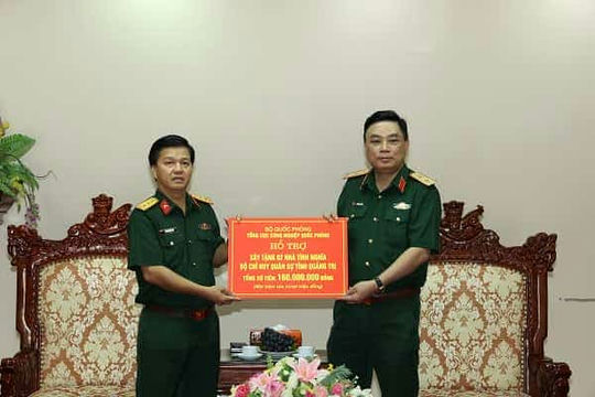 Trung tướng Hồ Quang Tuấn trao biểu trưng hỗ trợ Bộ Chỉ huy Quân sự tỉnh Quảng Trị xây dựng Nhà tình nghĩa trên địa bàn.