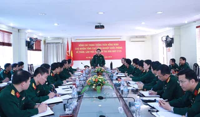 Trung tướng Trần Hồng Minh, Chủ nhiệm Tổng cục CNQP, phát biểu chỉ đạo tại buổi làm việc với lãnh đạo chủ chốt Nhà máy Z125.