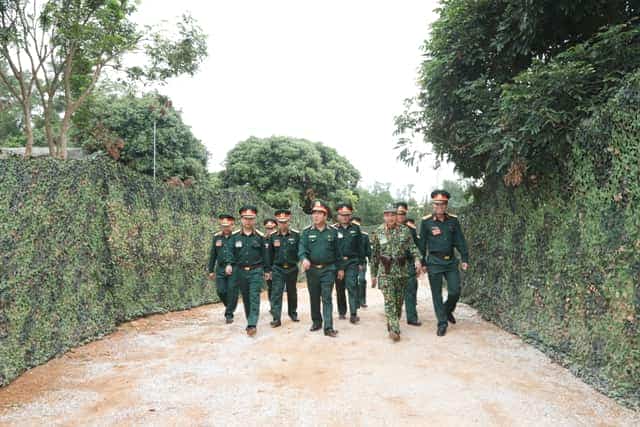 Trung tướng Trần Hồng Minh – Chủ nhiệm Tổng cục Công nghiệp quốc phòng thị sát khu vực sơ tán của Nhà máy Z111.