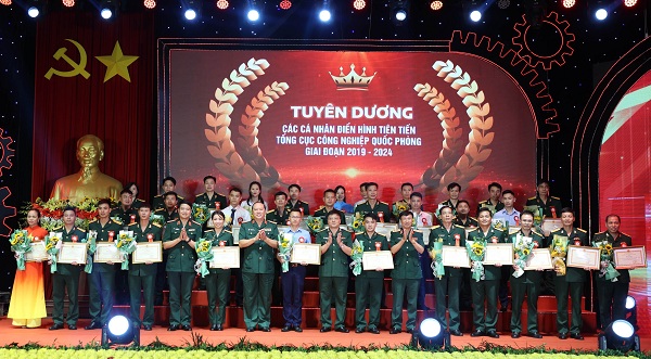 Thủ trưởng Tổng cục CNQP tuyên dương và trao Bằng khen tặng các cá nhân điển hình tiên tiến.