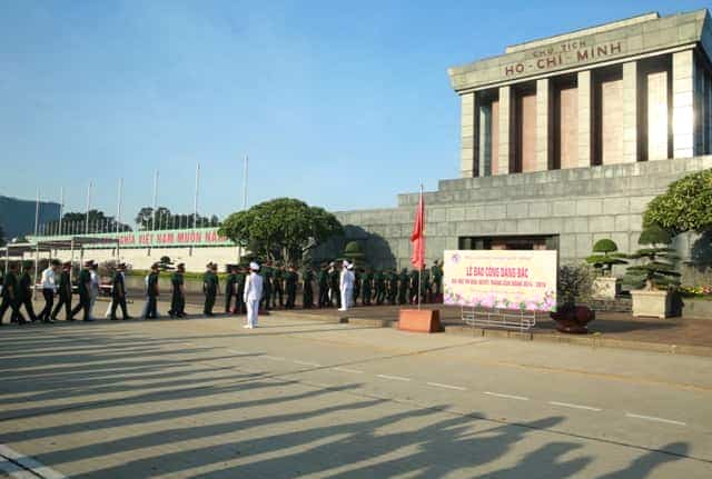 Đoàn đại biểu dự Đại hội vào Lăng viếng Chủ tịch Hồ Chí Minh.