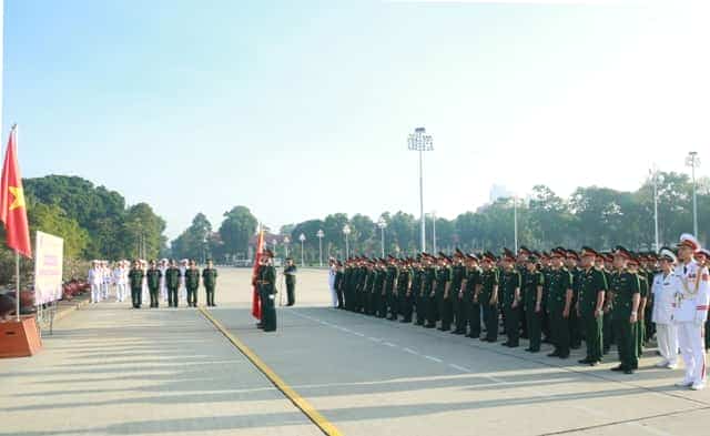 Đoàn đại biểu dự Đại hội báo công dâng Bác.