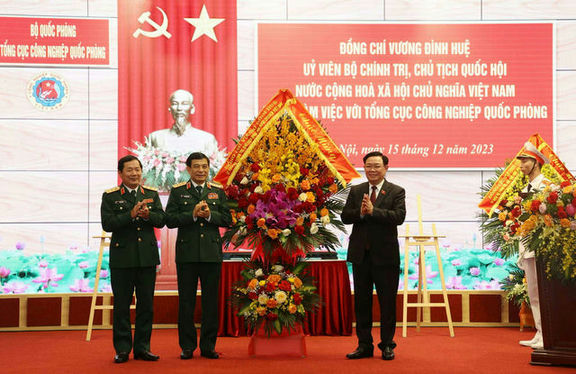 Chủ tịch Quốc hội Vương Đình Huệ trao hoa tặng Bộ Quốc phòng nhân dịp kỷ niệm 79 năm Ngày thành lập Quân đội nhân dân Việt Nam (22/12/1944 - 22/12/2023).