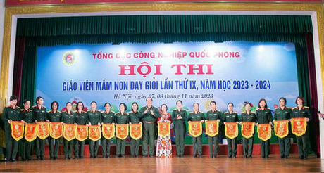 Thiếu tướng Nguyễn Việt Hùng, Phó Chính ủy Tổng cục CNQP và Đại tá Phùng Thị Phú, Trưởng ban Phụ nữ Quân đội, trao Cờ lưu niệm tặng đại diện các đơn vị tham gia hội thi. 