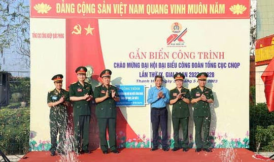 Thủ trưởng Tổng cục CNQP, lãnh đạo Tổng Liên đoàn Lao động Việt Nam, Ban Công đoàn Quốc phòng thực hiện nghi thức gắn biển công trình sân bóng đá mini của Nhà máy Z111.