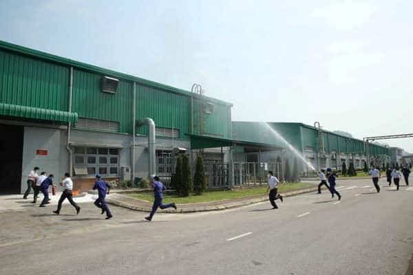 Đoàn viên công đoàn Nhà máy Z111 tham gia diễn tập phòng, chống cháy