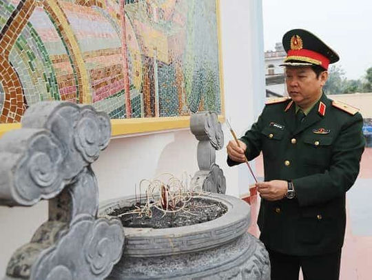 Thiếu tướng Nguyễn Việt Hùng chủ trì Lễ dâng hương tại Khu lưu niệm “Bác Hồ với ngành Quân giới Việt Nam”.