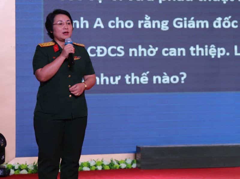 <span>Thí sinh Nguyễn Thị Hường, Chủ tịch Công đoàn cơ sở Nhà máy Z129, thực hiện phần thi xử lý tình huống.</span>