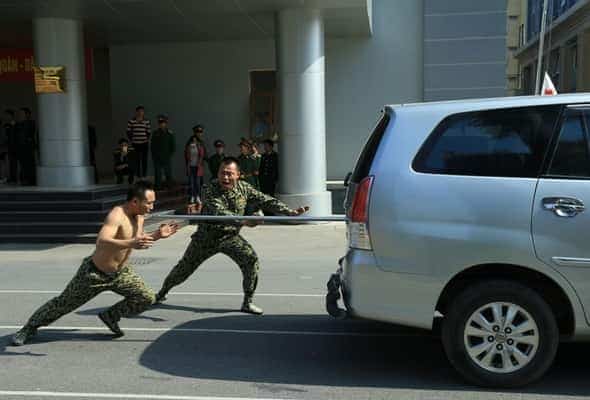 <span style="color: black;">Tì mũi giáo vào yết hầu đẩy xe ôtô 7 chỗ.</span>