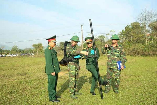 <span>Thử nghiệm thiết bị trước khi rà phá bom mìn, vật nổ.</span>