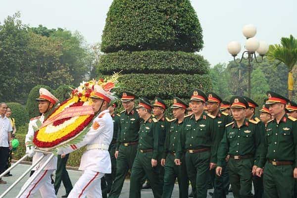 Đoàn vào dâng hương, dâng hoa tưởng nhớ các Anh hùng liệt sĩ tại Nghĩa trang liệt sĩ Quốc gia A1.