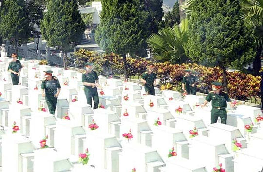 Thắp hương phần mộ các Anh hùng liệt sỹ.