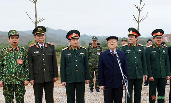 Ngày 19/11/2017, Tổng Bí thư Nguyễn Phú Trọng, Bí thư Quân ủy Trung ương thăm, kiểm tra công tác huấn luyện, hiệp đồng, sẵn sàng chiến đấu năm 2017 của một số đơn vị quân đội. Ảnh: TRỌNG HẢI  