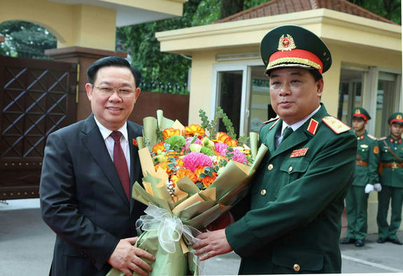 Trung tướng Hồ Quang Tuấn, Chủ nhiệm Tổng cục CNQP tặng hoa chào mừng Chủ tịch Quốc hội Vương Đình Huệ đến thăm, làm việc với Tổng cục.