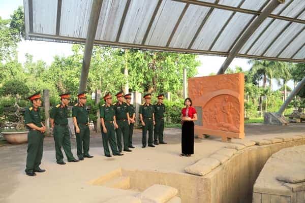 <span>Thăm khu di tích hầm tướng Đờ - cát.</span>