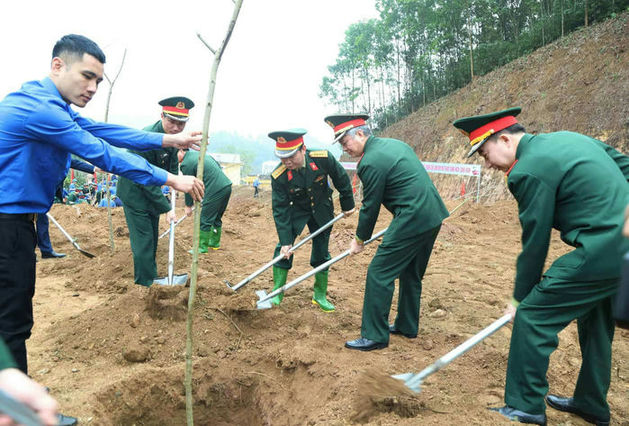 Thiếu tướng Lương Thanh Chương, Phó Chủ nhiệm – Tham mưu trưởng Tổng cục CNQP cùng các đại biểu trồng cây giáng hương lấy gỗ.