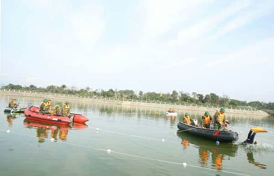 <span>Thợ lặn thực hành rà phá bom mìn, vật nổ dưới nước. </span>