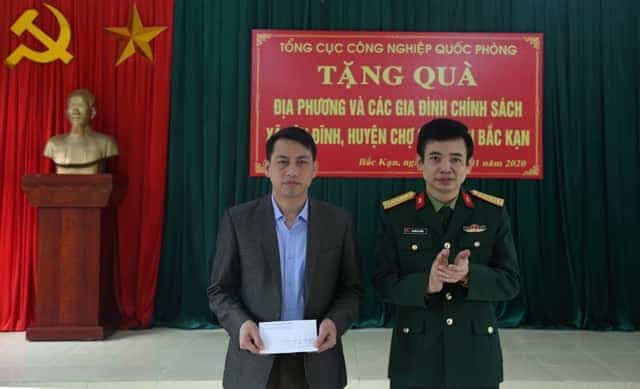 <span>Đại diện, lãnh đạo chỉ huy Nhà máy Z127 tặng quà cho xã Yên Đĩnh, huyện Chợ Mới, tỉnh Bắc Kạn.</span>