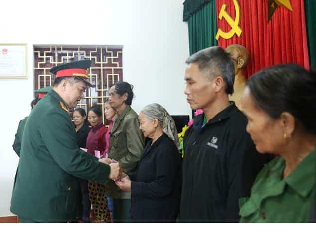 Tặng quà cho các hộ nghèo, gia đình chính sách, gia đình tr