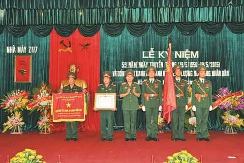 Nhà máy đón nhận danh hiệu Anh hùng Lực lượng vũ trang nhân dân (năm 2015).
