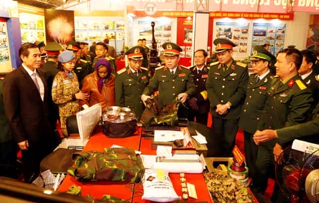 Thượng tướng Nguyễn Trọng Nghĩa, Phó Chủ nhiệm Tổng cục Chính trị, và các đại biểu tham quan khu trưng bày sản phẩm do doanh nghiệp quốc phòng sản xuất.