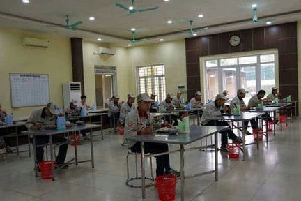 <span>Bảo đảm khoảng cách phòng dịch trong bữa ăn ca tại đơn vị.</span>