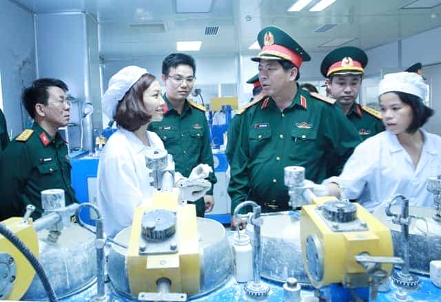 Trung tướng Trần Hồng Minh, Chủ nhiệm Tổng cục CNQP, thăm hỏi công nhân của Xí nghiệp 23 (Nhà máy Z199).