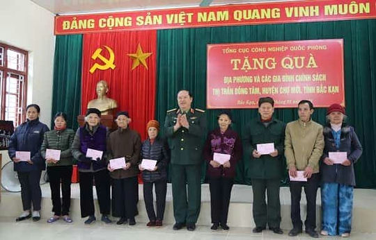 Thiếu tướng Nguyễn Việt Hùng trao quà tặng các gia đình chính sách, hộ nghèo của thị trấn Đồng Tâm, huyện Chợ Mới, tỉnh Bắc Kạn.