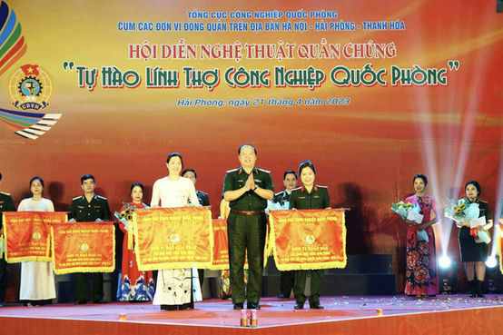 Thiếu tướng Nguyễn Việt Hùng, Phó Chính ủy Tổng cục CNQP trao giải Xuất sắc tặng Nhà máy Z111