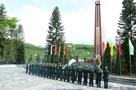 Dâng hương tại Nghĩa trang Quốc gia Nầm<br />
(huyện Hương Sơn, tỉnh Hà Tĩnh).