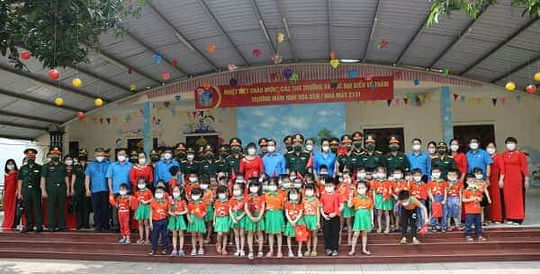 Thiếu tướng Nguyễn Văn Gấu, Uỷ viên Trung ương Đảng, Phó Chủ nhiệm Tổng cục Chính trị; đồng chí Nguyễn Đình Khang, Uỷ viên Trung ương Đảng,<br />
Chủ tịch Tổng Liên đoàn Lao động Việt Nam, cùng các đại biểu thăm, tặng quà Trường mầm non Hoa Sen, Nhà máy Z131.