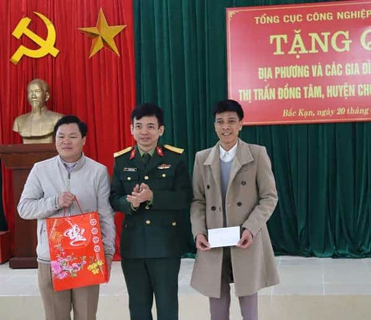 Đại diện lãnh đạo, chỉ huy Nhà máy Z127 trao 20 triệu đồng quà tặng Quỹ Vì người nghèo thị trấn Đồng Tâm.