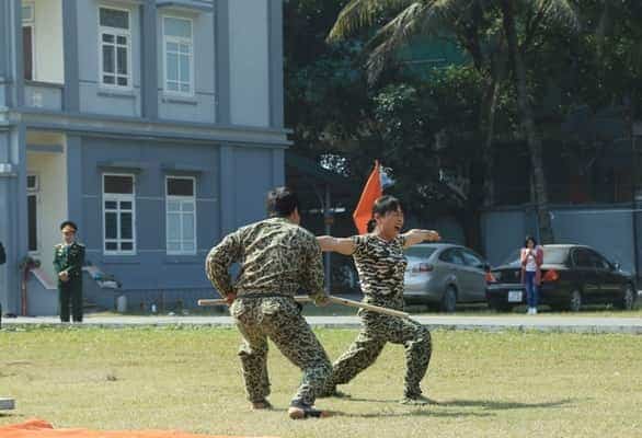 <span style="color: black;"><em><span style="color: black;"><em><span style="color: black;">Nữ chiễn sĩ đặc công với màn vận khí công, chiếc gậy to bị gãy đôi khi đánh vào người.</span>