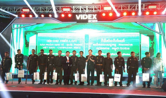 Thủ trưởng Bộ Quốc phòng và Đại sứ Việt Nam tại Campuchia trao quà tặng các gia đình chính sách của Campuchia. 