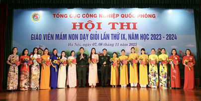 Đại diện lãnh đạo, chỉ huy Nhà máy Z176 và Trường Cao đẳng CNQP trao chứng nhận “Giáo viên mầm non dạy giỏi cấp Tổng cục” tặng các thí sinh.