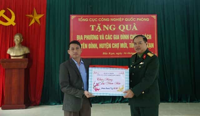 <span>Đại tá Nguyễn Việt Hùng, Phó Chính ủy Tổng cục CNQP, tặng quà Tết và trao tiền hỗ trợ Qũy “Vì người nghèo” cho đại diện chính quyền xã Yên Đĩnh, huyện Chợ Mới, tỉnh Bắc Kạn.</span>