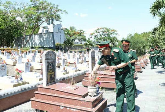 Trung tướng Hồ Quang Tuấn thắp hương tưởng nhớ các Anh hùng<br />
liệt sỹ tại Nghĩa trang liệt sỹ Quốc gia Đường 9 (tỉnh Quảng Trị).