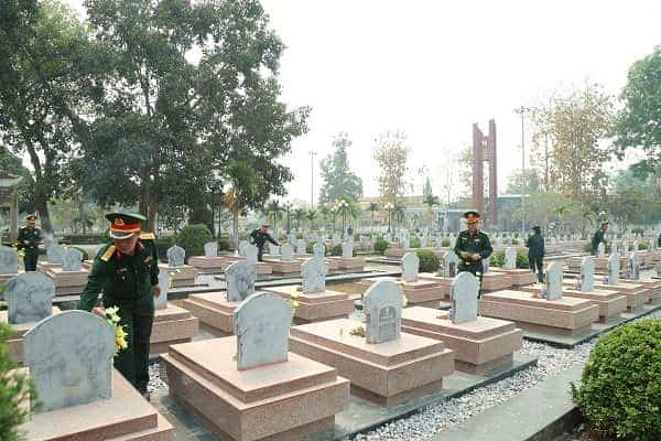 Thắp hương tưởng nhớ các Anh hùng liệt sĩ tại Nghĩa trang liệt sĩ Độc Lập.