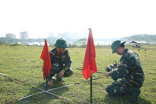 <span>Thực hành rải dây khoanh vùng chuẩn bị rà phá bom mìn, vật nổ.</span>