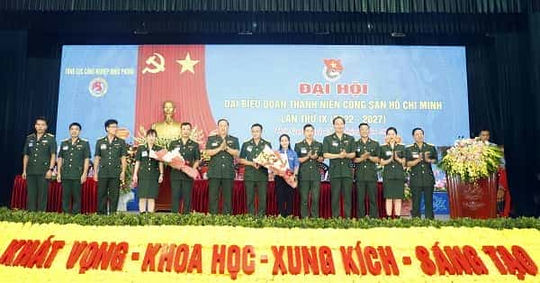 Thủ trưởng Tổng cục CNQP tặng hoa chúc mừng Đoàn đại biểu dự Đại hội đại biểu Đoàn TNCS Hồ Chí Minh Quân đội lần thứ X (2022-2027).