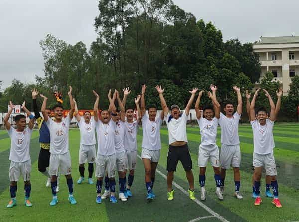 Niềm vui chiến thắng của các cầu thủ đội bóng đá Trường Cao đẳng CNQP.